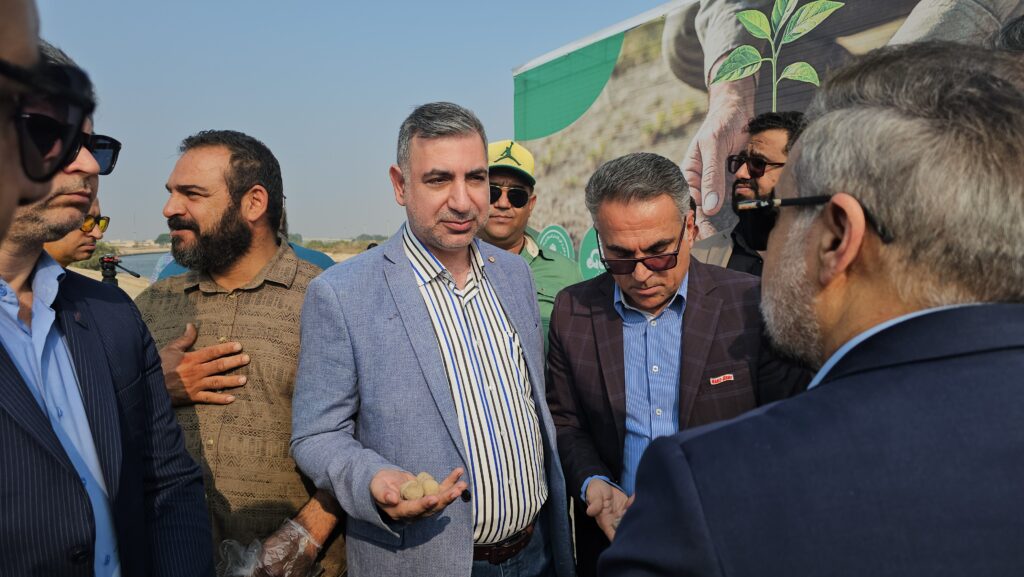 دکتر اصغر صادق آبادی در حال معرفی قابلیت های بذر تکاور به مدیرعامل شرکت پالایش نفت آبادان - فردین راشدی