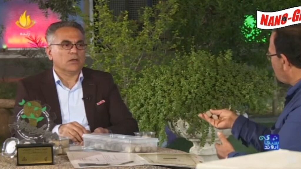 بهرام تختایی نیا در حال توضیح دادن بذر تکاور در برنامه شب های اروند به مهرداد معماری